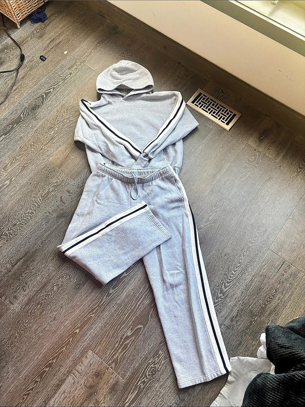 Arizia Cozy Fleece Gray & White Track Set Size Medium Like New